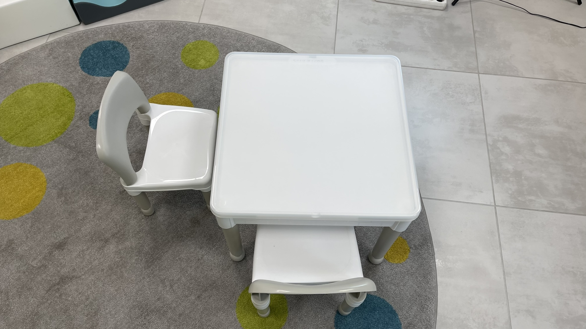 Szenzoros világítós asztal 2 székkel